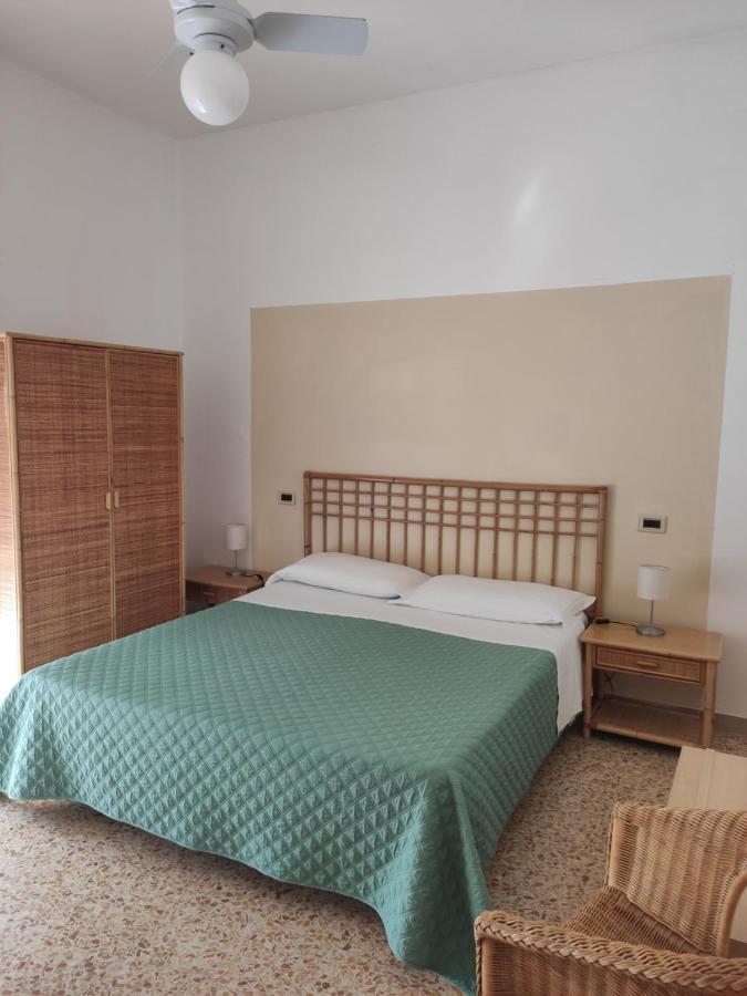 Hotel Imperia Марчана Марина Екстериор снимка