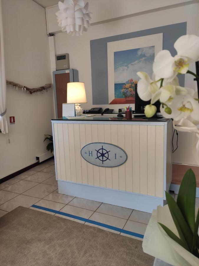 Hotel Imperia Марчана Марина Екстериор снимка